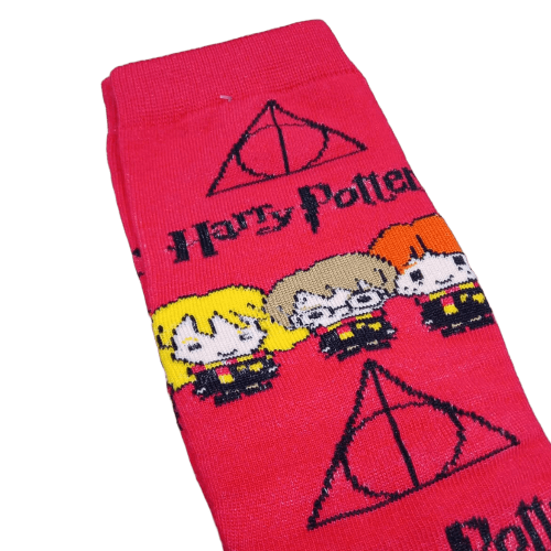 Medias 3/4 Harry Potter - Personajes con Reliquias de la Muerte (fondo rojo)