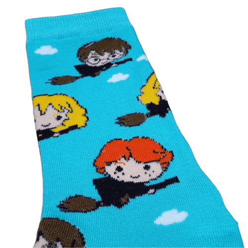 Medias 3/4 Harry Potter - Personajes en escobas (fondo celeste)
