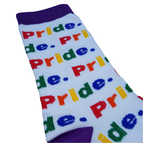 Medias 3/4 Pride letras multicolor fondo blanco