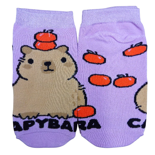 Medias soquete Capybara con frutas fondo violeta