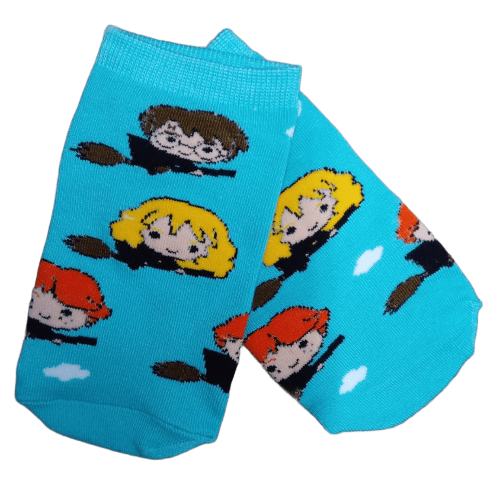 Medias soquete Harry Potter - Personajes en escobas (fondo celeste)