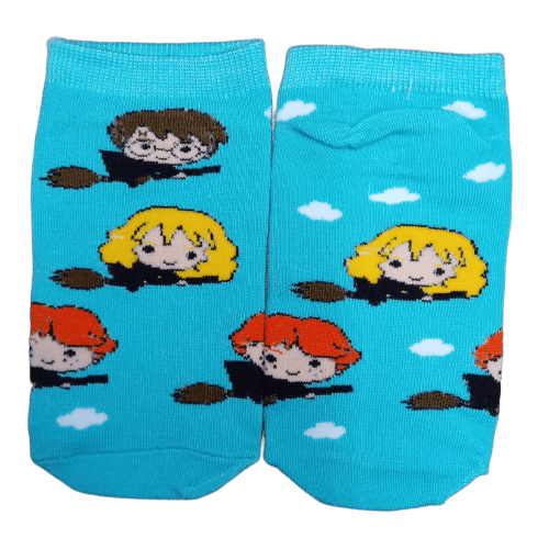 Medias soquete Harry Potter - Personajes en escobas (fondo celeste)